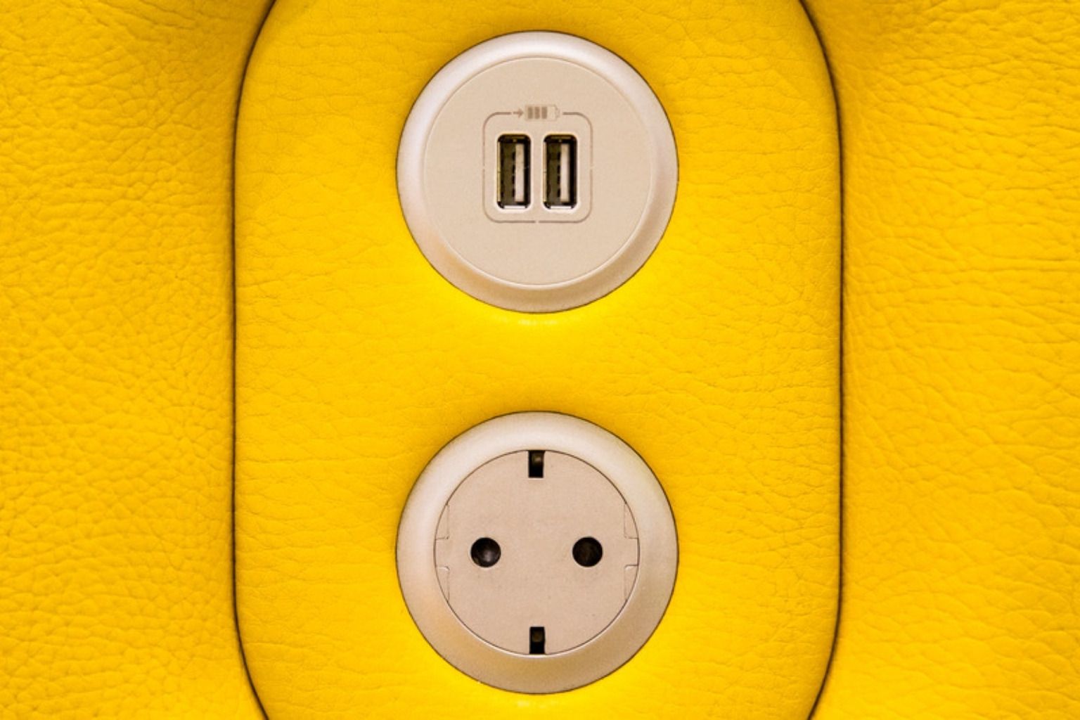 Indbygget USB-udtag og stikkontakt i en gul væg